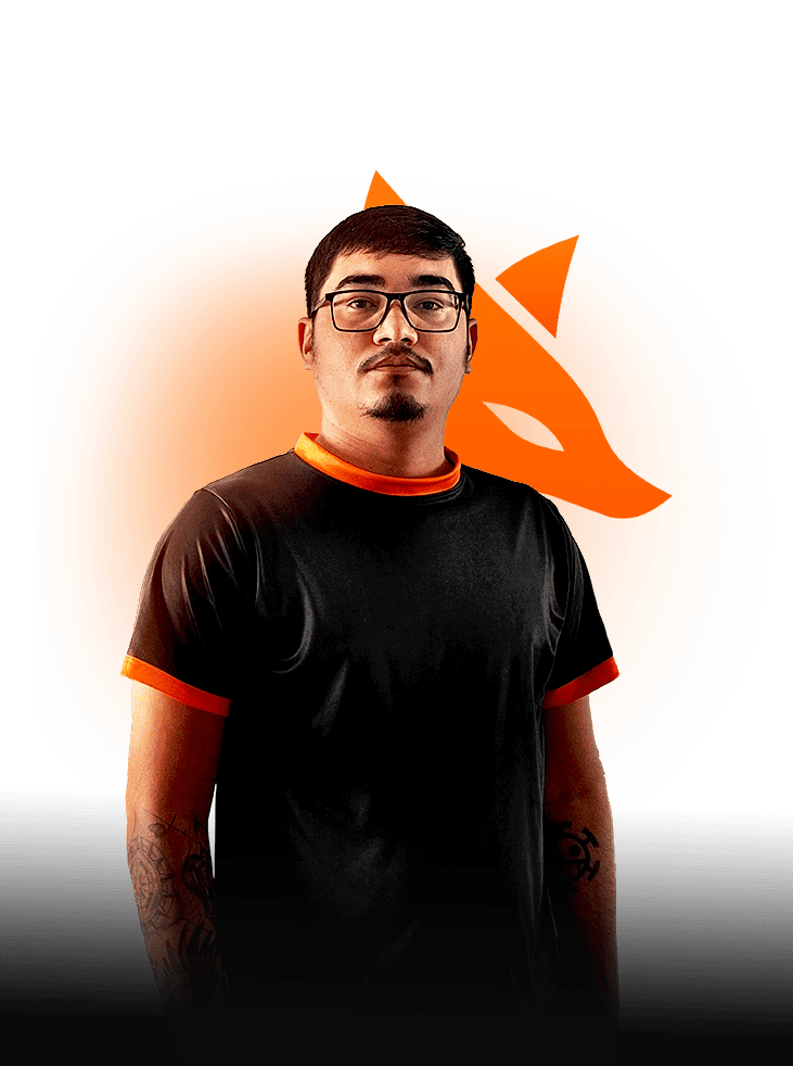 Igor Lima, web designer, em pé com fundo laranja